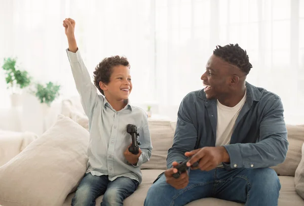 Videogame Divertente Con Papà Buon Bambino Che Vince Videogioco Con — Foto Stock