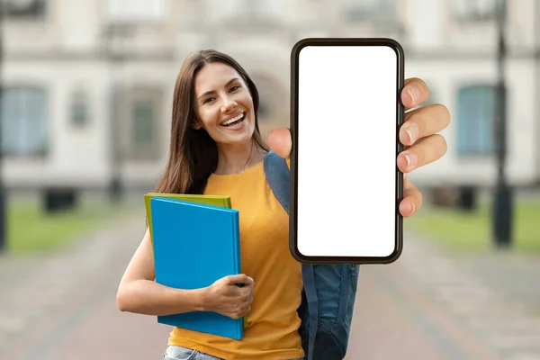 Oferta Educativa Linda Estudante Sorrindo Fêmea Demonstrando Branco Smartphone Com — Fotografia de Stock