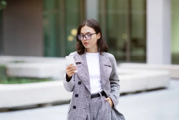Αίτηση Για Δουλειά Νεαρή Ευρωπαία Επιχειρηματίας Κυρία Χρησιμοποιώντας Smartphone Texting — Φωτογραφία Αρχείου