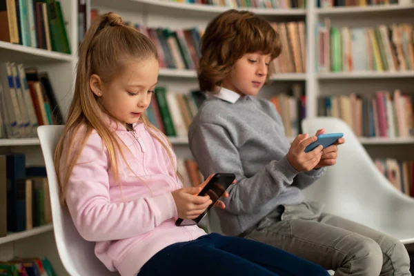 Iskolás Gyerekek Okostelefonokat Használnak Szünetben Óra Után Gyerekek Játszanak Vagy — Stock Fotó