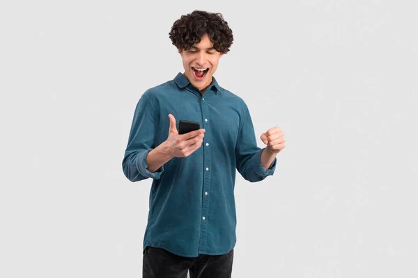 Mobiler Erfolg Glücklicher Junger Mann Mit Smartphone Und Siegergeste Vor — Stockfoto