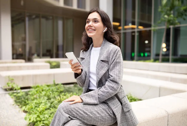 Sorrindo Jovem Empresária Segurando Smartphone Ouvir Música Aplicativo Com Fones — Fotografia de Stock