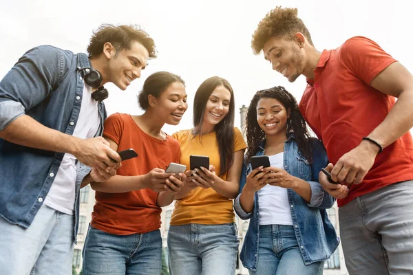 Gran Aplicación Grupo Estudiantes Multiétnicos Que Usan Teléfonos Inteligentes Juntos — Foto de Stock