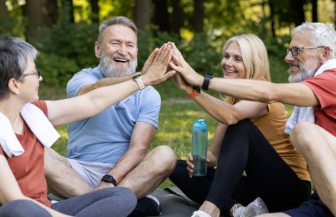 Sağlıklı bir emeklilik. Eğitimden sonra dışarıda birbirlerine beşlik çakan, başarıyı kutlayan, dışarıda antreman yaptıktan sonra birlikte dinlenen yaşlı ve neşeli sportif yaşlı insanlardan oluşan mutlu bir grup.