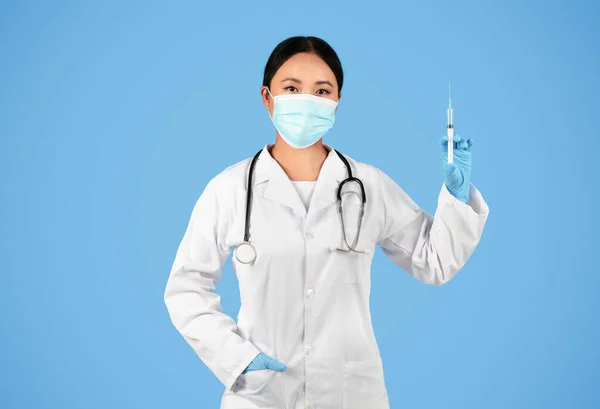 Immunisierungskonzept Selbstbewusste Asiatische Ärztin Mit Medizinischer Schutzmaske Hält Spritze Mit — Stockfoto