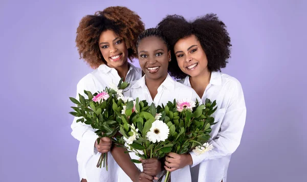 Drie Vrolijke Afro Amerikaanse Vrouwen Met Mooie Verse Bloemen Boeketten — Stockfoto