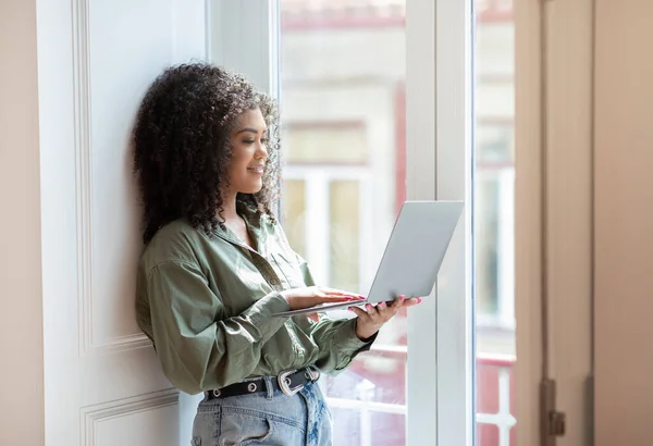 Freiberufler Online Arbeit Junge Afroamerikanerin Arbeitet Online Laptop Der Hause — Stockfoto