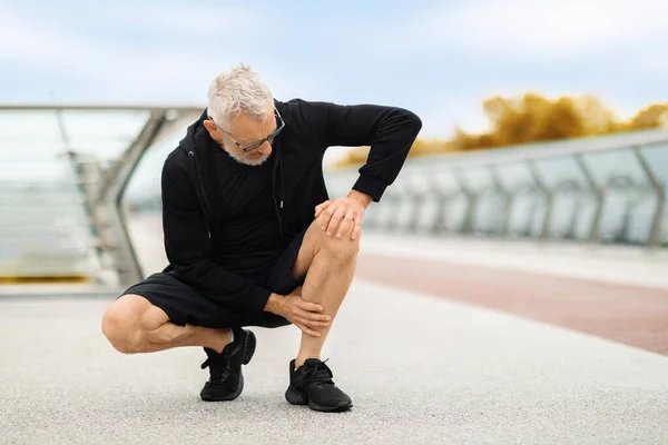 Elderly Sportsman Exercising Public Park Touching His Leg Experiencing Acute — Stock Photo, Image