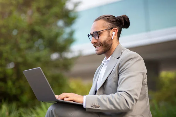 Trabalho Remoto Bonito Jovem Empresário Usando Laptop Livre Sorrindo Empreendedor — Fotografia de Stock