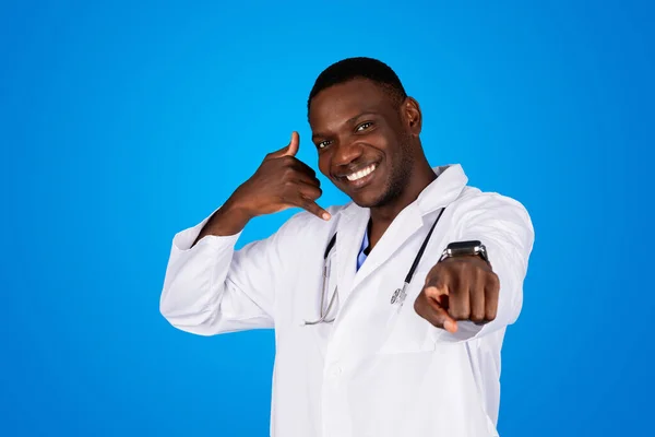 身穿白衣的快乐的年轻的非洲裔美国男性医生指着相机指指点点着我的手 在蓝色的工作室背景下与我隔离 你的选择 医疗保健 — 图库照片