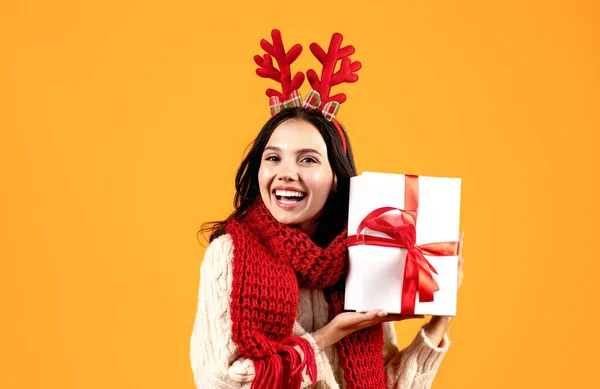Een Kerstcadeau Aanbod Vreugdevolle Jonge Vrouw Met Rendieren Geweien Houden — Stockfoto
