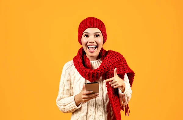 Oferta Móvel Inverno Jovem Mulher Entusiasmada Mensagens Texto Smartphone Vestindo — Fotografia de Stock