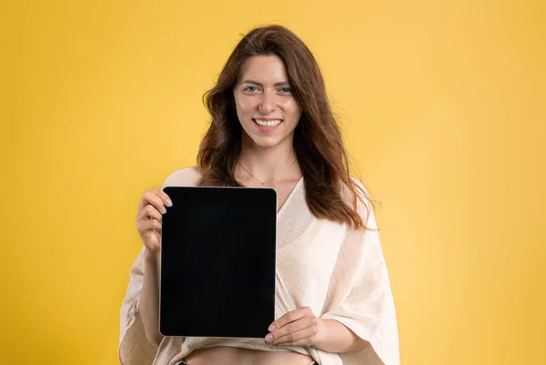 Ευτυχισμένη Νεαρή Καυκάσια Γυναίκα Casual Show Tablet Λευκή Οθόνη Απομονωμένη — Φωτογραφία Αρχείου