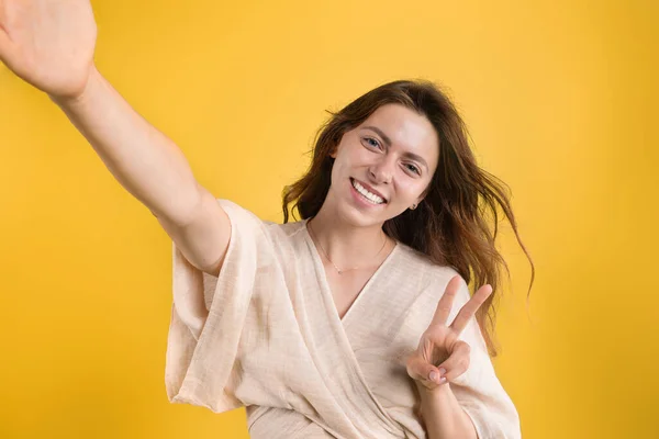 Gündelik Selfie Çeken Mutlu Beyaz Kadın Sarı Stüdyo Arka Planında — Stok fotoğraf