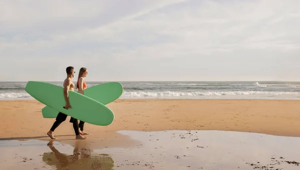 Szczęśliwa Para Młodych Surferów Deskami Surfingowymi Spacerującymi Wzdłuż Plaży Piękny — Zdjęcie stockowe
