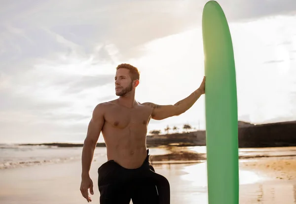 Professionale Surfer Guy Piedi Sulla Spiaggia Tenendo Tavola Surf Bello — Foto Stock