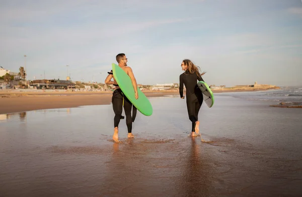 Dwóch Surferów Spacerujących Deskami Surfingowymi Wzdłuż Plaży Widok Tyłu Młodej — Zdjęcie stockowe