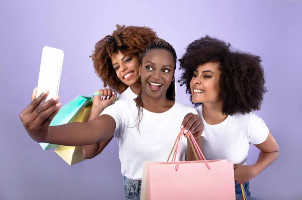 Tre Afro Americani Fidanzate Fare Selfie Divertirsi Durante Shopping Posa — Foto Stock