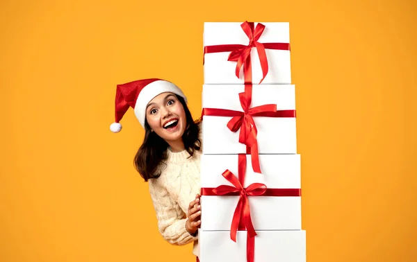 Een Kerstcadeau Happy Young Lady Red Santa Hoed Holding Vele — Stockfoto