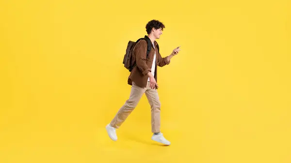 Full Längd Glada Student Guy Använda Smartphone Och Promenader Med — Stockfoto