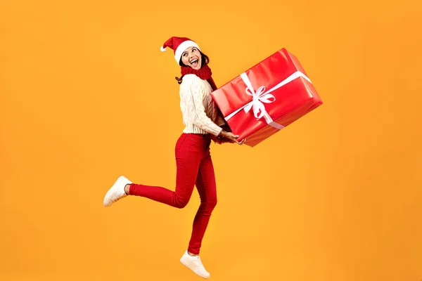 Kerst Cadeaubestelling Vreugdevolle Jonge Vrouw Poseren Met Big Wrapped Present — Stockfoto