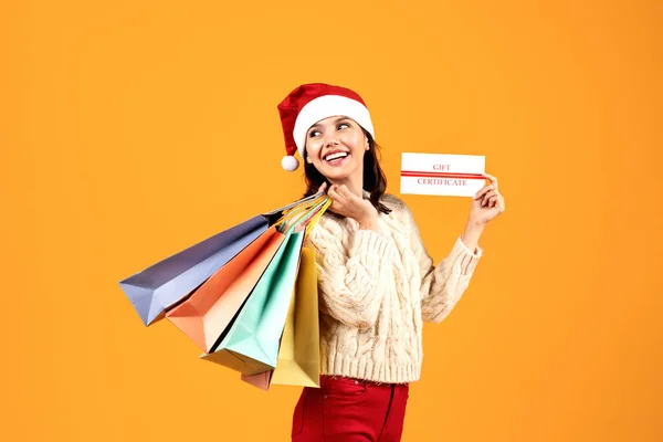 Happy Lady Holding Paper Cadeaubon Boodschappentassen Het Dragen Van Rode — Stockfoto
