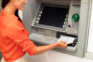 Para çekilmesi. Genç bir bayanın ATM 'den para çekerken görüntüsü. Tanınmayan Banka İstemcisi Dolar Banknotları Alırken Finansal İşlemler Yapıyor