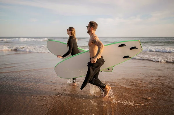 Happy Young Friends Surf Insieme Sulla Spiaggia Allegro Millennial Man — Foto Stock