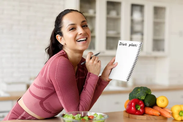 Nutrición Deportiva Happy Fit Young Lady Escribiendo Plan Dieta Cuaderno — Foto de Stock