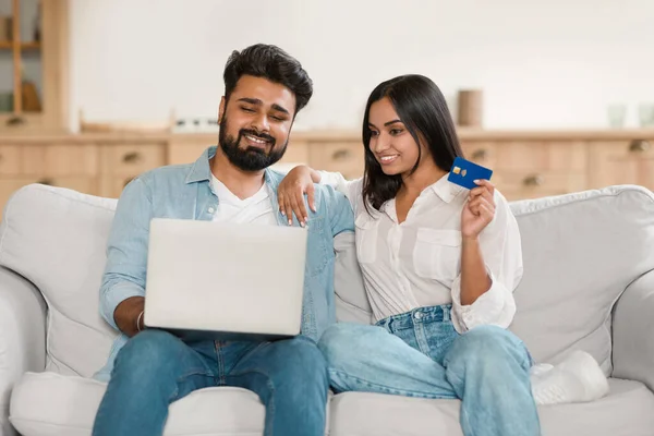 Koncept Elektronického Obchodu Šťastný Mladý Indický Manželé Notebookem Nakupování Kreditní — Stock fotografie