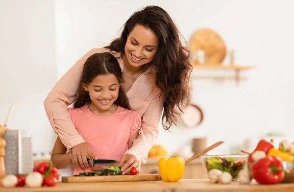 Feliz Árabe Mamá Hija Cocinar Ensalada Cortar Verduras Juntos Cocina —  Fotos de Stock