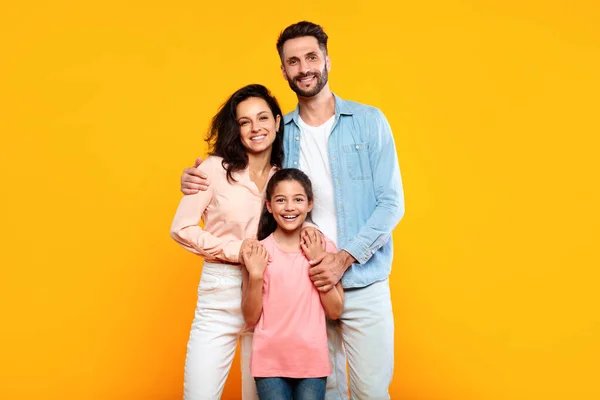 Familia Europea Feliz Tres Abrazos Sonriendo Cámara Posando Juntos Sobre — Foto de Stock