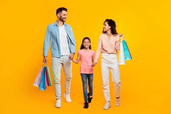 Aile Alışverişi Konsepti Mutlu Beyaz Anne Baba Kız Alışveriş Torbaları — Stok fotoğraf