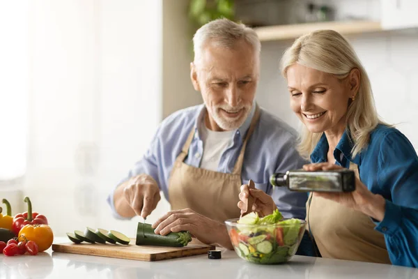 Glückliches Seniorenpaar Bereitet Gemeinsam Schmackhaftes Mittagessen Der Küche Lächelnder Älterer — Stockfoto