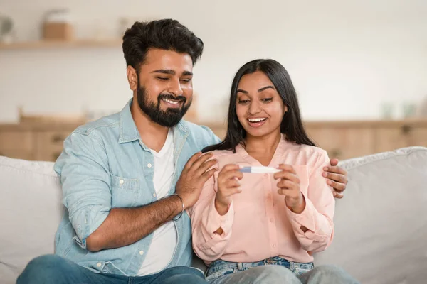 Šťastní Mladí Indičtí Manželé Kteří Dívají Pozitivní Těhotenský Test Nadšení — Stock fotografie