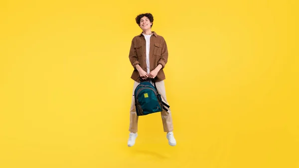 Pełna Długość Szczęśliwego Młodego Studenta Hipstera Plecakiem Skaczącym Żółtym Tle — Zdjęcie stockowe