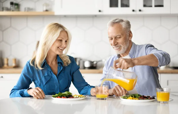 Glücklich Senior Ehegatten Essen Lecker Gesundes Frühstück Und Trinken Orangensaft — Stockfoto