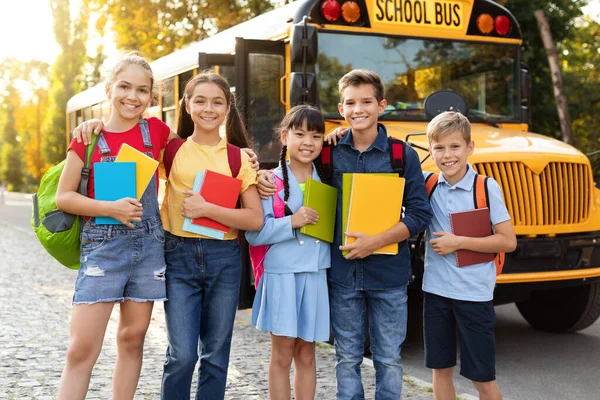 Skupina Šťastných Dětí Sešity Stojící Venku Blízkosti Školní Autobus Veselý — Stock fotografie