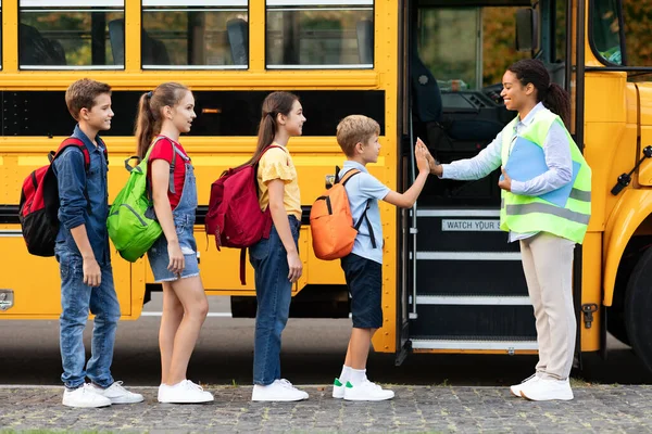 Profesor Uniforme Dando Cinco Los Niños Que Entran Autobús Escolar — Foto de Stock