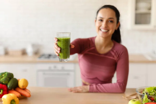 Dieta Saludable Desintoxicación Fitness Lady Ofreciendo Licuado Verde Sosteniendo Vidrio — Foto de Stock