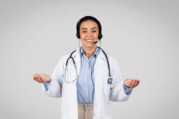 Telemedicine Health Happy Brazilian Woman Doctor Headset Stethoscope Grey Studio — Stock Photo, Image