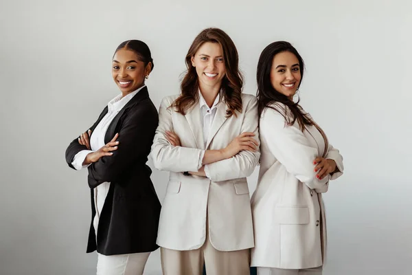 Erfolgreiche Internationale Junge Geschäftsfrauen Posieren Mit Verschränkten Armen Und Lächelnd — Stockfoto