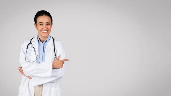 Jovem Médica Latina Apontando Dedo Para Espaço Livre Texto Publicitário — Fotografia de Stock