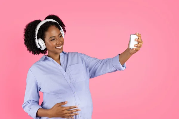 Glad Millennial Black Lady Belly Wireless Headphones Listens Music Enjoys — Stock Photo, Image