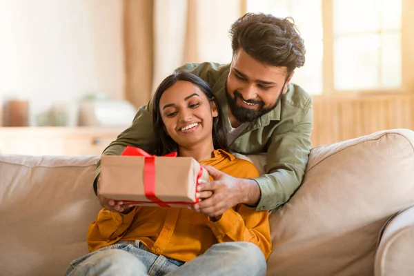 Milující Indický Manžel Dává Dárkovou Krabici Manželce Muž Slaví Narozeniny — Stock fotografie