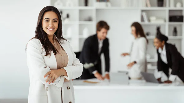 Moderner Unternehmer Junge Brasilianische Geschäftsfrau Posiert Konferenzraum Büro Während Eines — Stockfoto