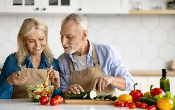 Gelukkig Senior Koppel Bereidt Samen Gezonde Salade Keuken Interieur Glimlachende — Stockfoto