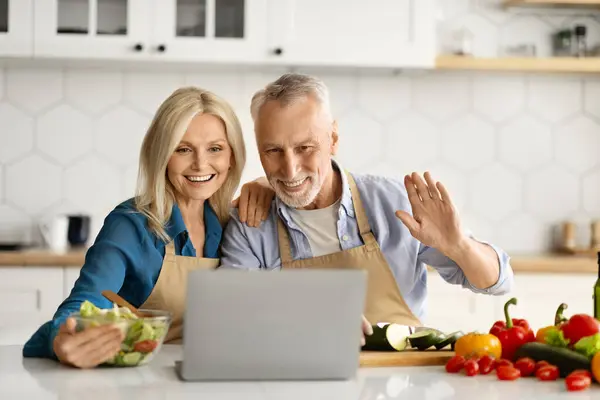 Glückliches Senior Paar Beim Videoanruf Laptop Beim Kochen Der Küche — Stockfoto