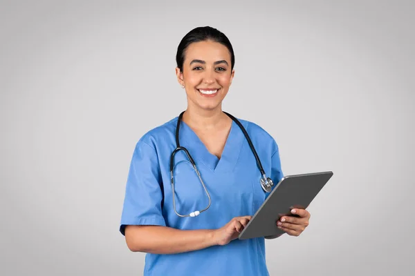 Vänliga Unga Brasilianska Kvinna Medicinska Arbetskläder Läkare Hålla Digital Tablett — Stockfoto
