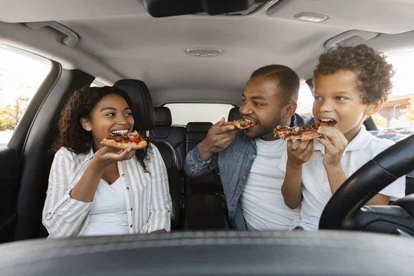 Bonito Família Afro Americana Hsppy Sentado Carro Comendo Pizza Deliciosa — Fotografia de Stock